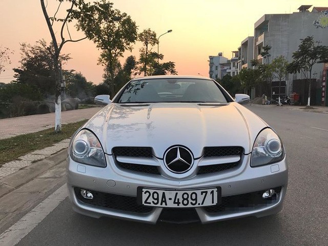 So với giá mới mua ở mức khoảng hơn 2,1 tỷ đồng thì việc chủ nhân chiếc  xe sang Mercedes SLK 200 mui trần đời 2010 hiện đang được chủ nhân rại Hà Nội rao bán với giá chỉ 800 triệu đồng vẫn được cho là "rẻ bèo".